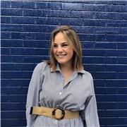 Jeune étudiante, prête pour apprendre notre belle langue!